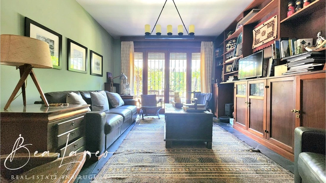 Дом 5+1 с камином в Монтевидео, Уругвай