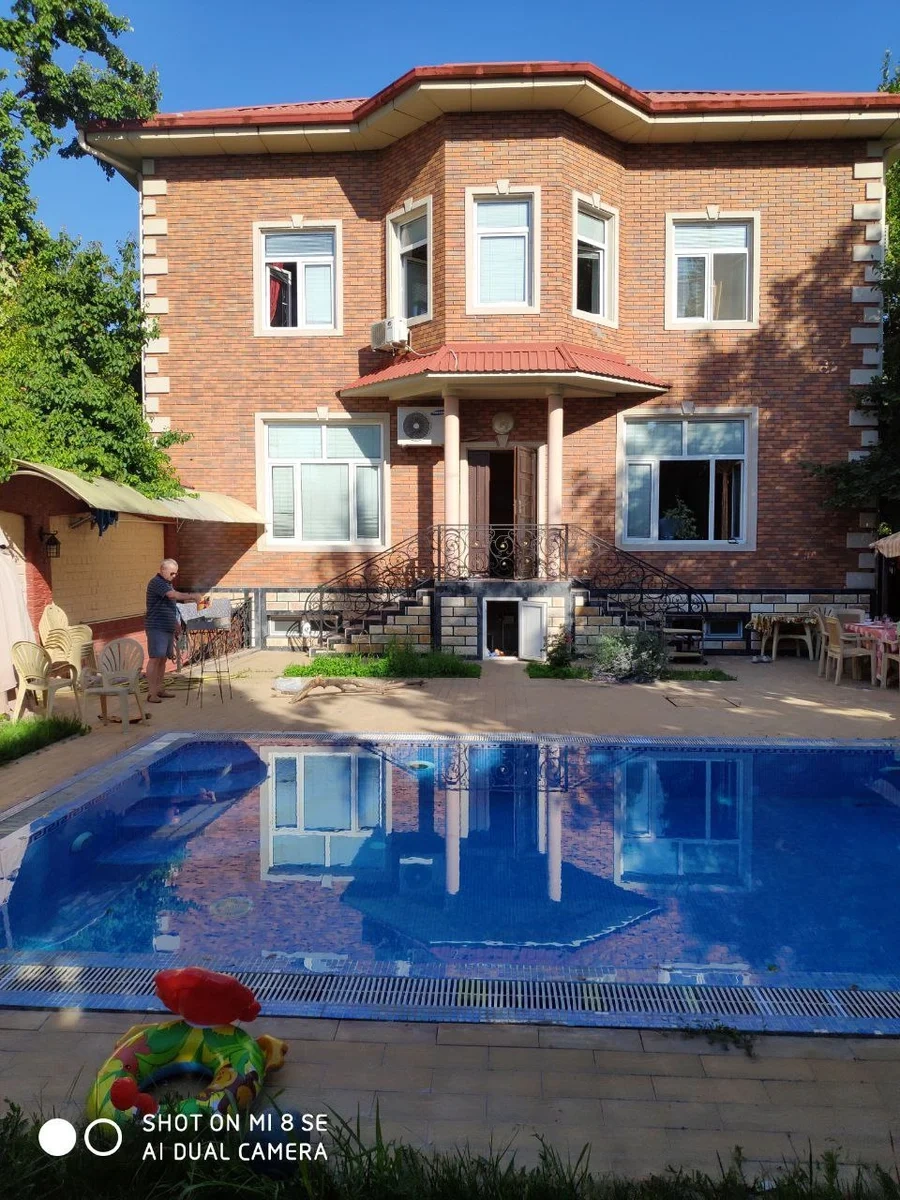 Дом 670 m2 с открытым бассейном в Ташкенте, Узбекистан