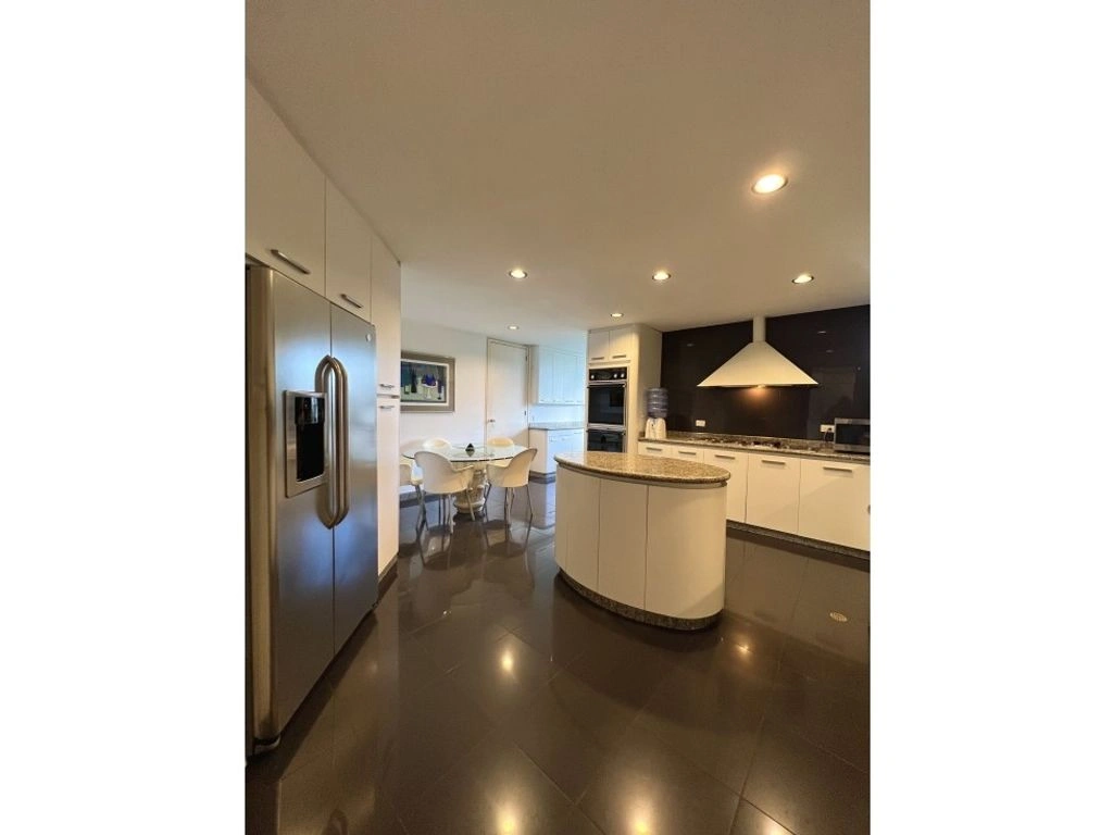 Пентхаус 3+1 с панорамным видом в Каракасе, Венесуэла