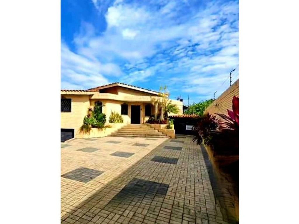 Дом 650 м² с парковкой в городе Валенсия, Венесуэла