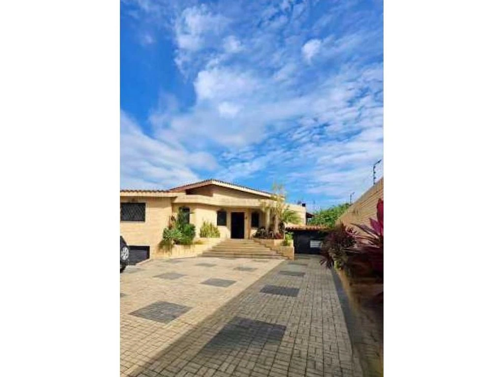 Дом 650 м² с парковкой в городе Валенсия, Венесуэла