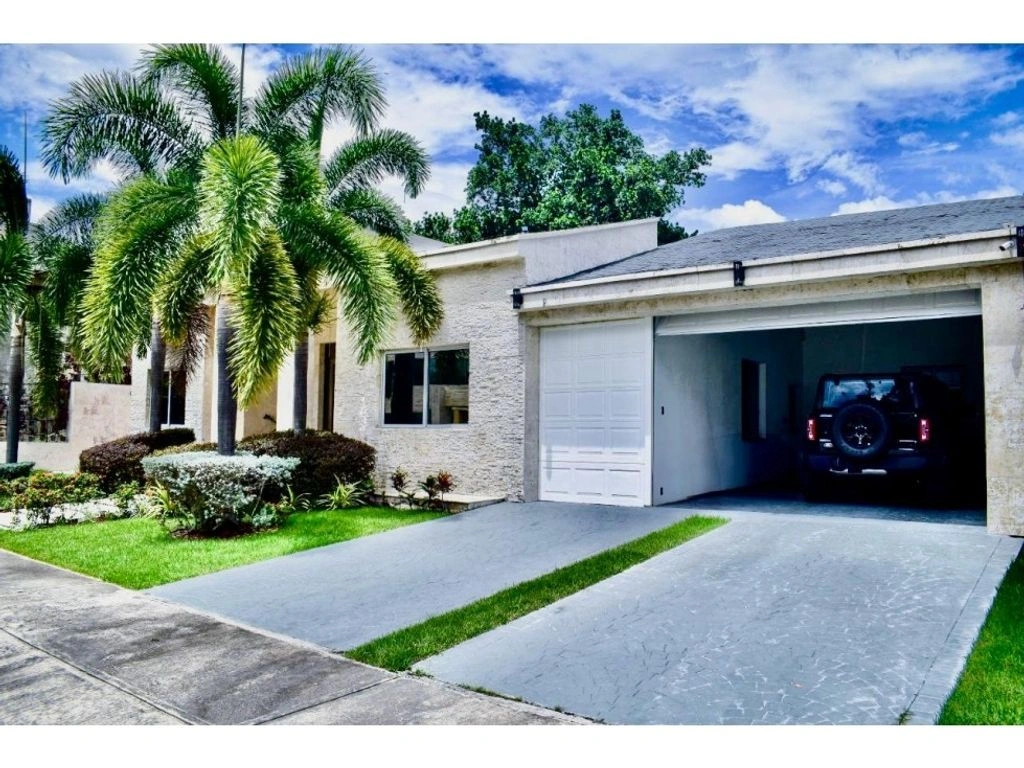 Дом 5+1 с открытым бассейном в городе Валенсия, Венесуэла