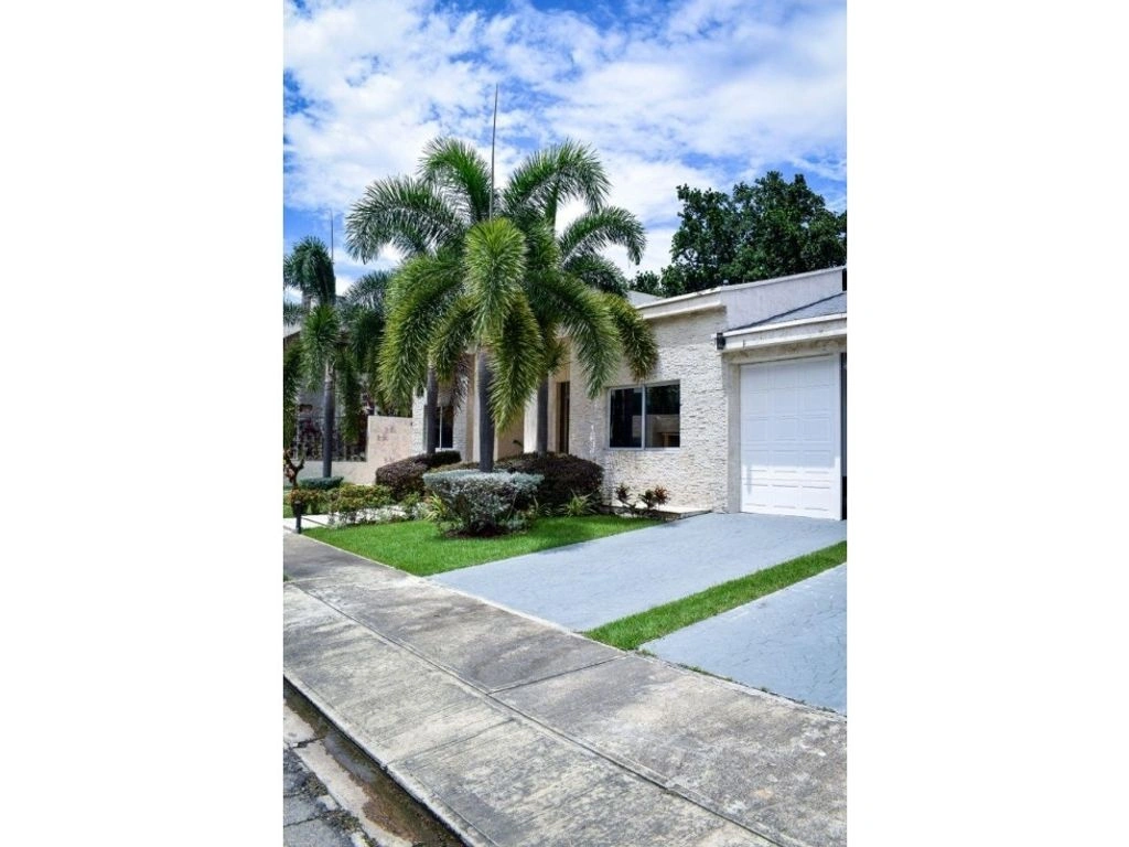 Дом 5+1 с открытым бассейном в городе Валенсия, Венесуэла