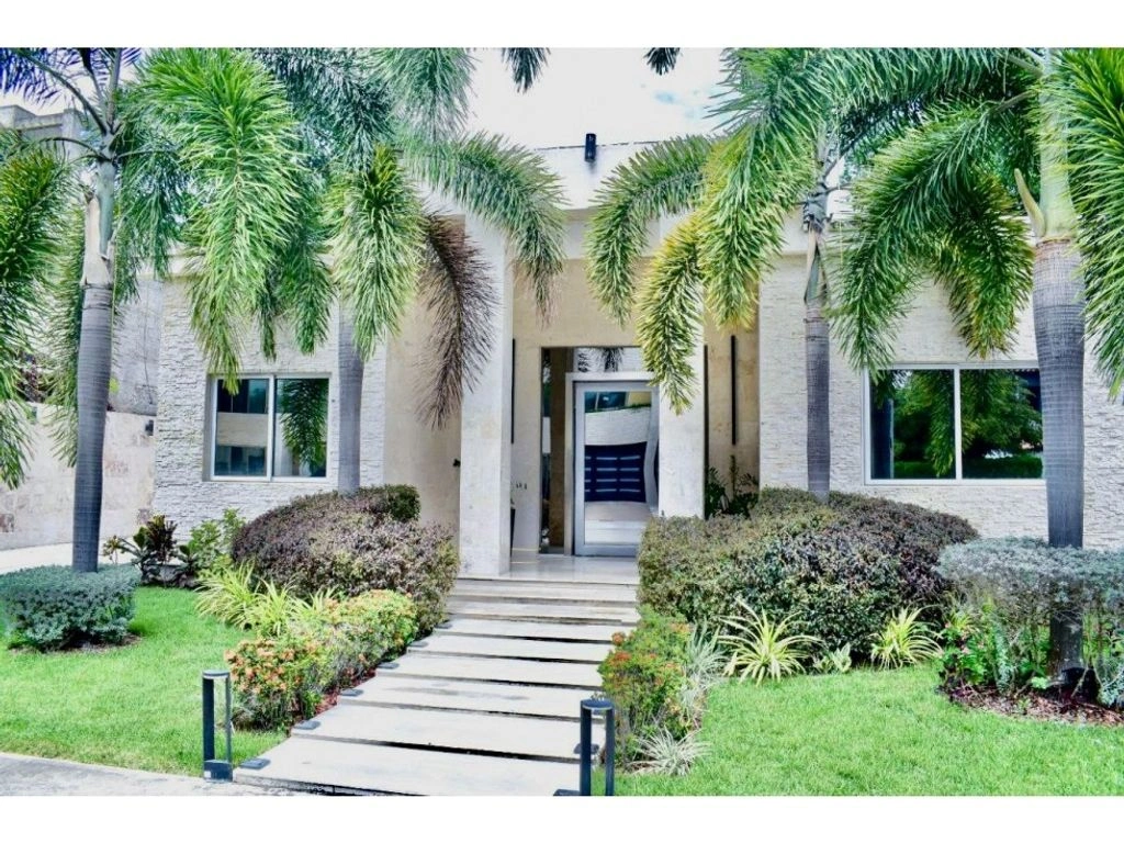 Дом 5+1 с открытым бассейном в городе Валенсия, Венесуэла