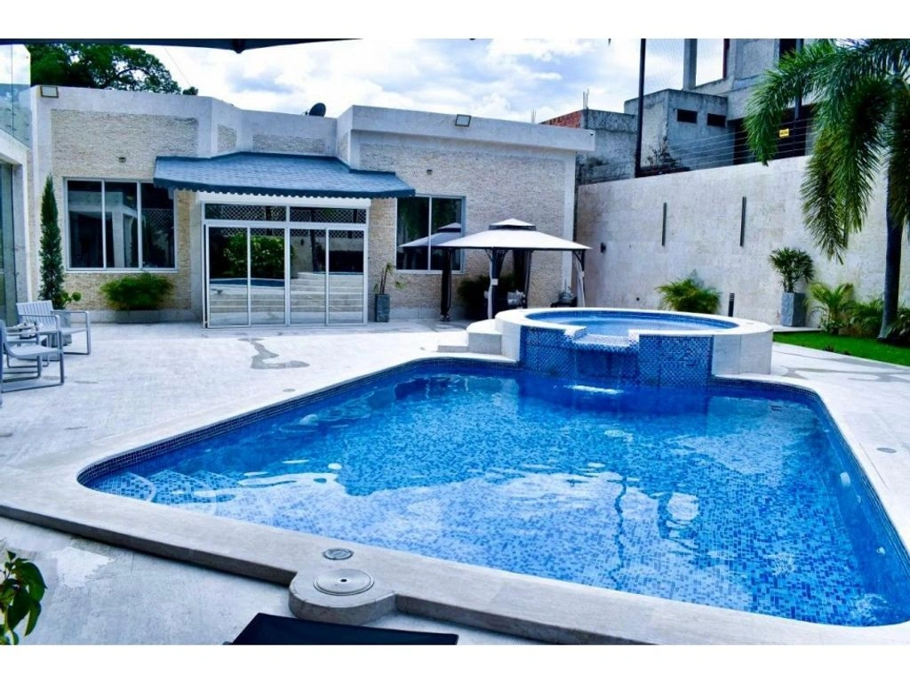 Дом 5+1 с открытым бассейном в городе Валенсия, Венесуэла