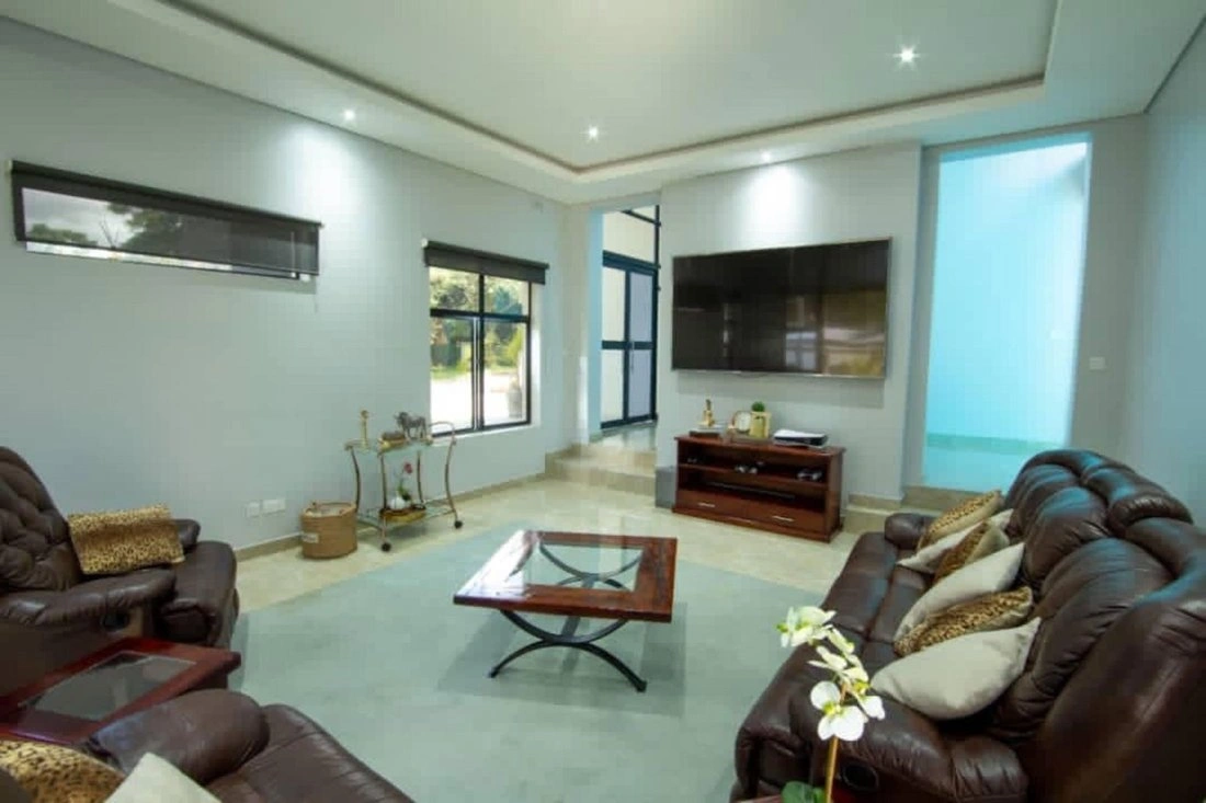 Дом 3+1 с открытым бассейном в Хараре, Зимбабве