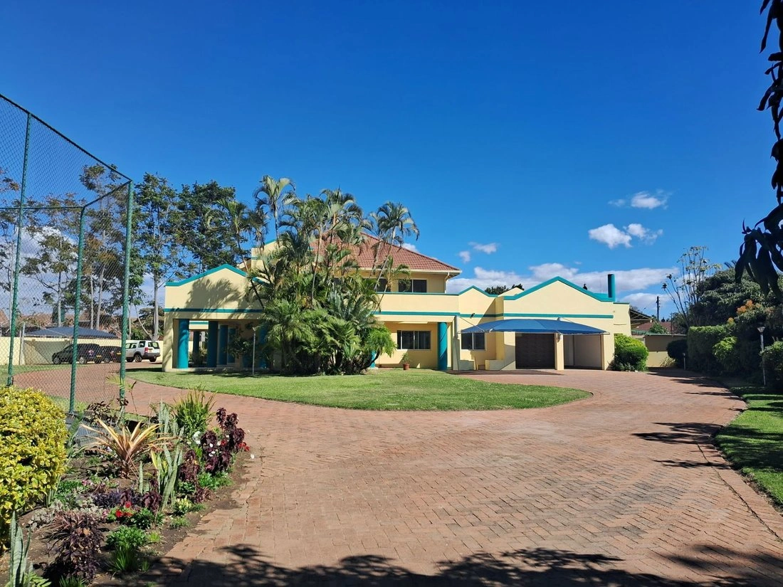 Дом 6+1 с открытым бассейном в Хараре, Зимбабве