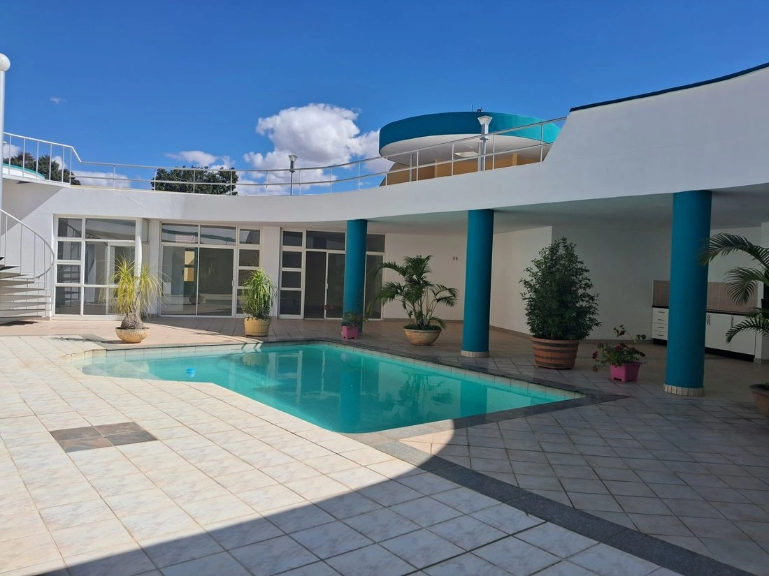 Дом 6+1 с открытым бассейном в Хараре, Зимбабве