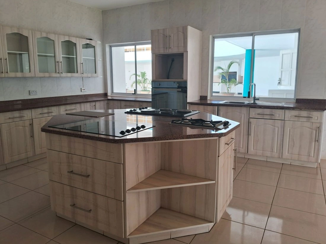 Дом 6+1 с открытым бассейном в Хараре, Зимбабве