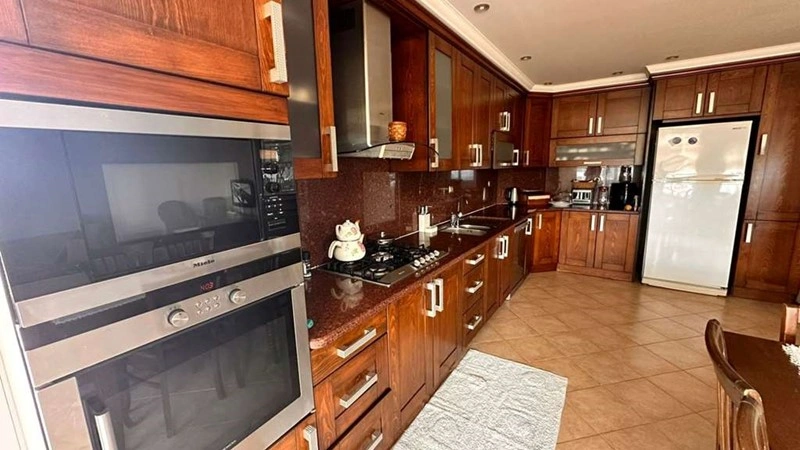 Комфортабельная квартира с четырьмя спальнями в Адане, Турция