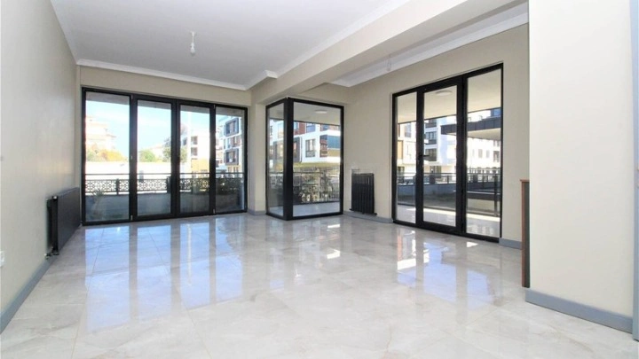 Просторный дом с четырьмя спальнями в Ялове, Турция