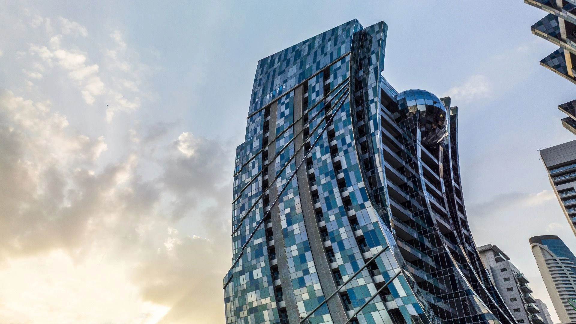 Элитный 18-этажный жилой комплекс на канале в Дубае