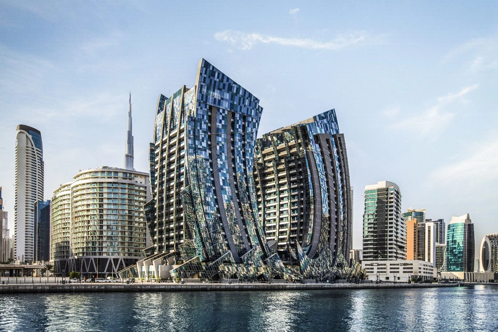 Элитный 18-этажный жилой комплекс на канале в Дубае