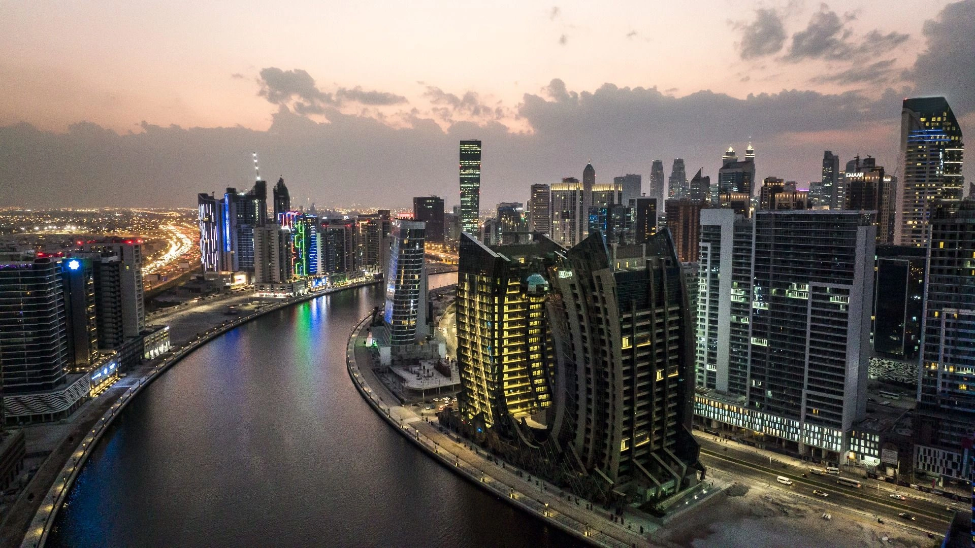 Элитный 18-этажный жилой комплекс на канале в Дубае