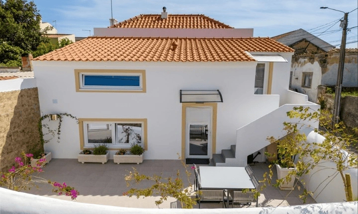 Красивая отремонтированная собственность на серебряном побережье Португалии