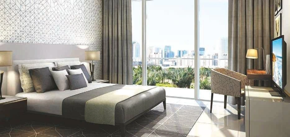 Многоэтажный жилой комплекс с бассейном рядом со станцией метро Дубая