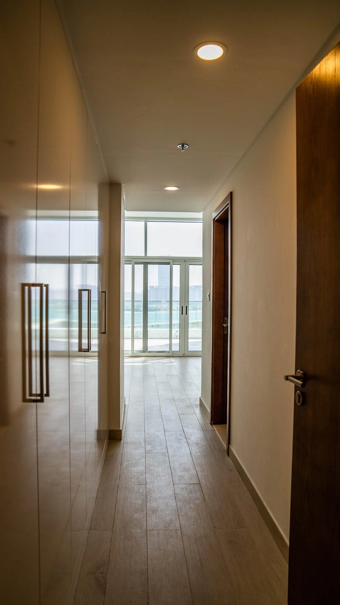 Элитный жилой комплекс на побережье в престижном районе Дубая