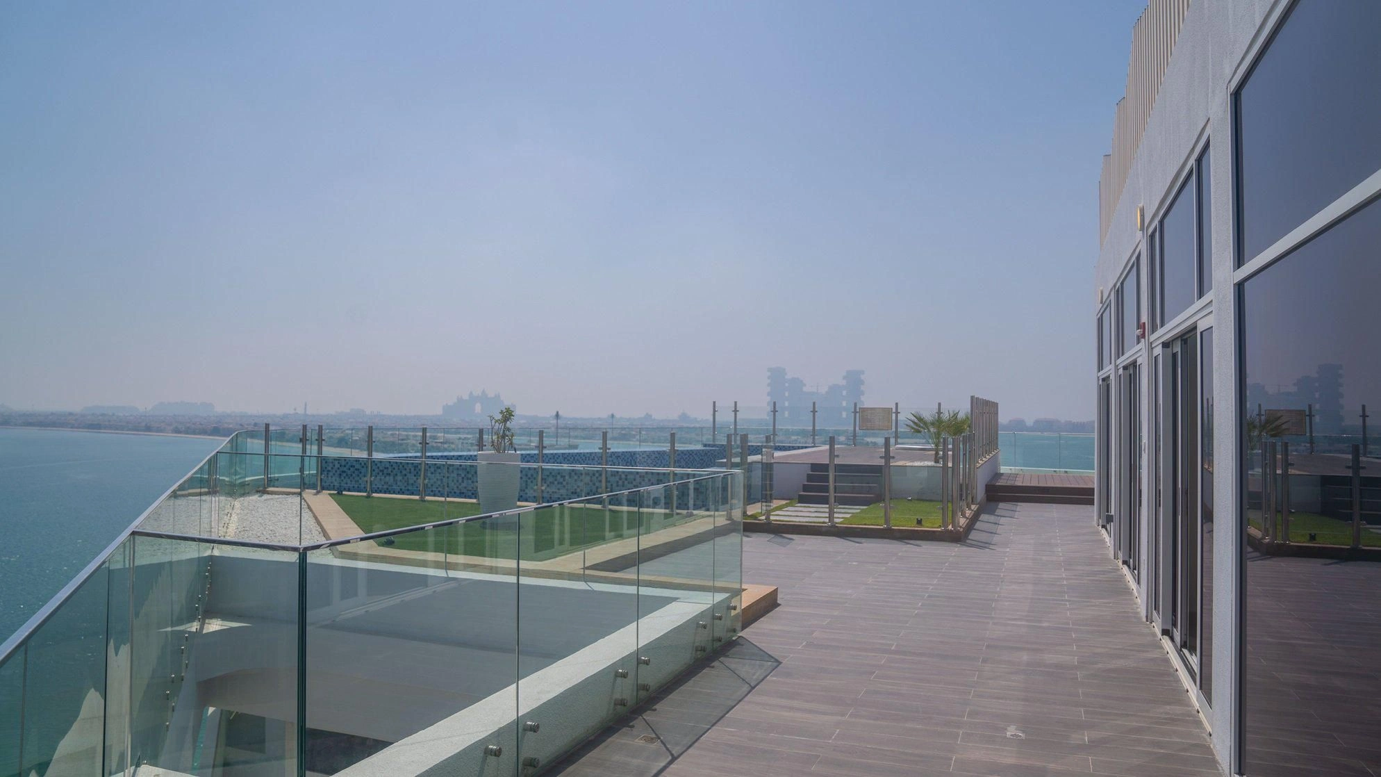 Элитный жилой комплекс на побережье в престижном районе Дубая