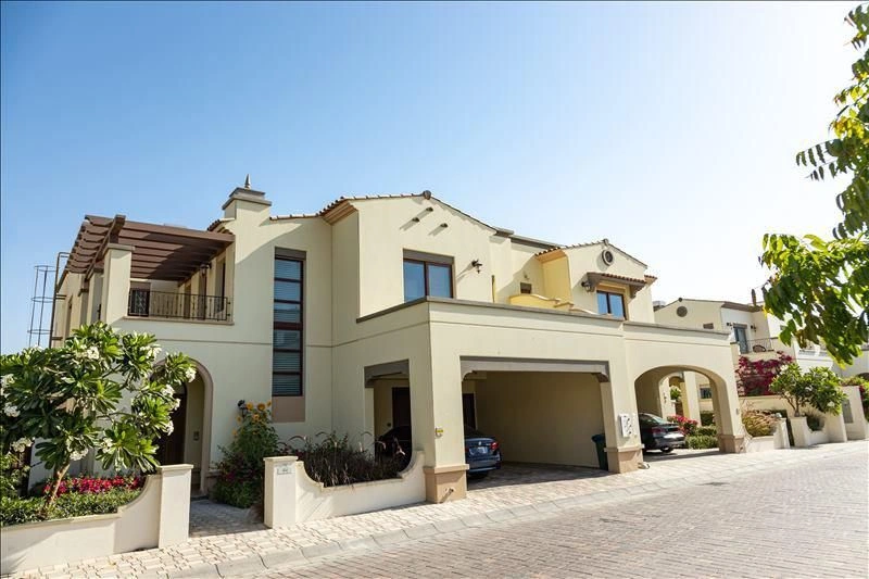 Villas with Gardens and Clubhouse, Dubai
